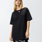 Μακρύ oversize t-shirt με στάμπα και κέντημα - Μαύρο