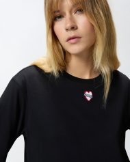 Μακρύ oversize t-shirt με στάμπα και κέντημα - Μαύρο