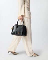 Καθημερινή τσάντα μεσαίου μεγέθους από απαλό δέρμα μοσχαριού με μεταλλικές λεπτομέρειες - Μαύρο