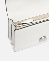 Δερμάτινη τσάντα ώμου Mini Love Bag One με τιρκουάζ αγκράφα - Λευκό