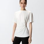 T-shirt με σούρες και χρυσή λεπτομέρεια - Λευκό