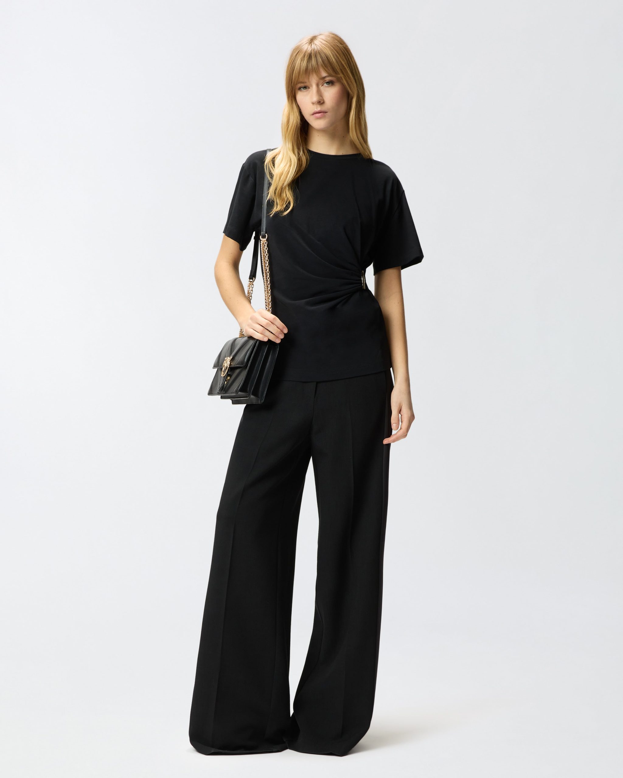 T-shirt με σούρες και χρυσή λεπτομέρεια - Μαύρο