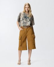 Cropped t-shirt με μοτίβο φιδιού και στάμπα Love Birds - Πολύχρωμο Μπεζ-Μαύρο